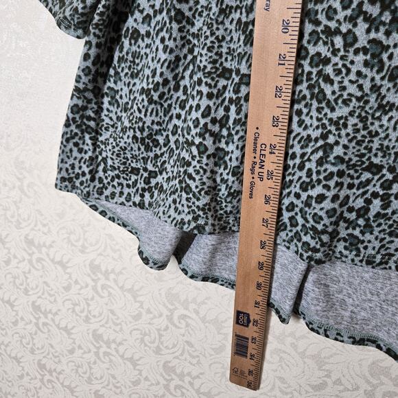 Logo by Lori Goldstein Animal Print Top sz 2X Green 3/4 Sleeve Step Hem - Picture 11 of 12